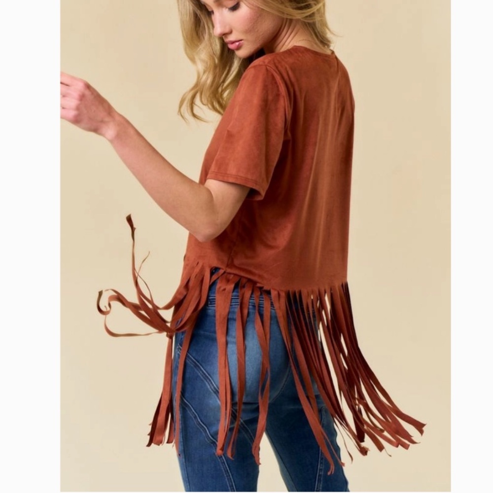 🍀 Saints N Hearts “ Tucson “ Saints N Hearts Faux Suede Top with Fringe 89 - Picture 3 of 7
